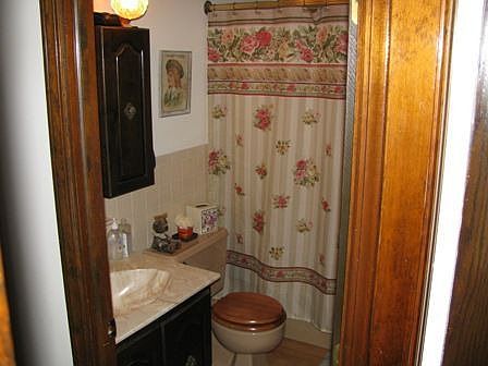 Full Bathroom 1