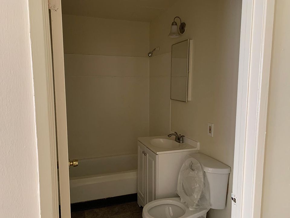 2nd image of 246 S Kenmore Ave #C