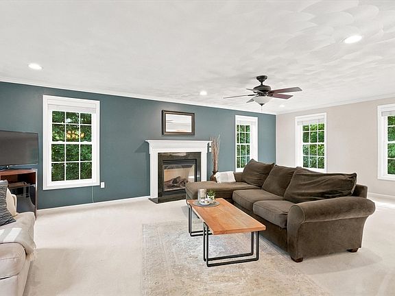 3rd image of 6 Londonderry Ln