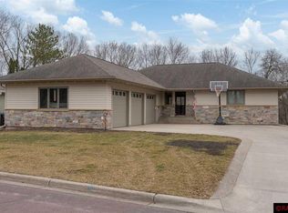27 Ridgewood St, Mankato, MN 56001