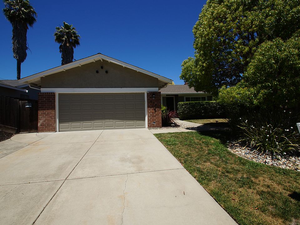1st image of 338 Lakeside Ct