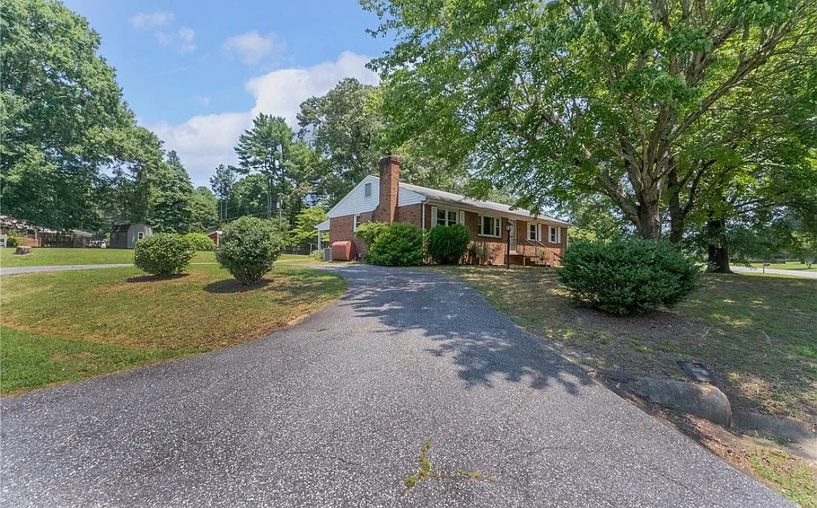 3 bed, 1.5 bath, 2862 sqft, $1,150 — Photo 1
