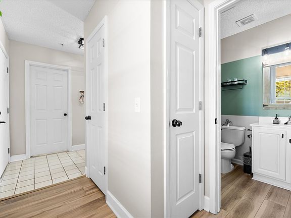 5th image of 1600 Willoughby Park Ct Unit 6