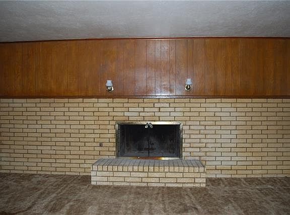 3rd image of 821 Kelley Dr