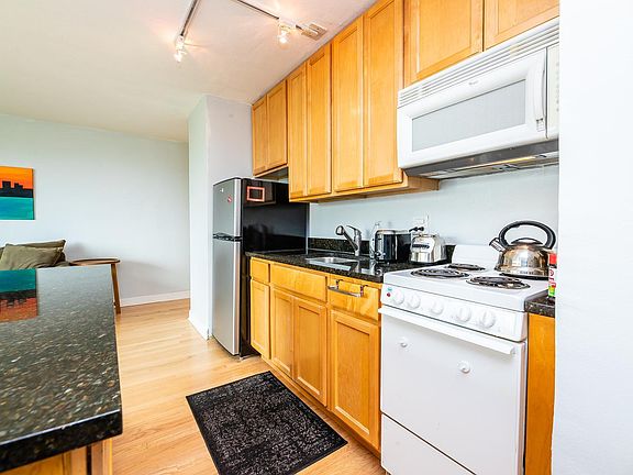 5th image of 3100 N Lake Shore Dr APT 1506