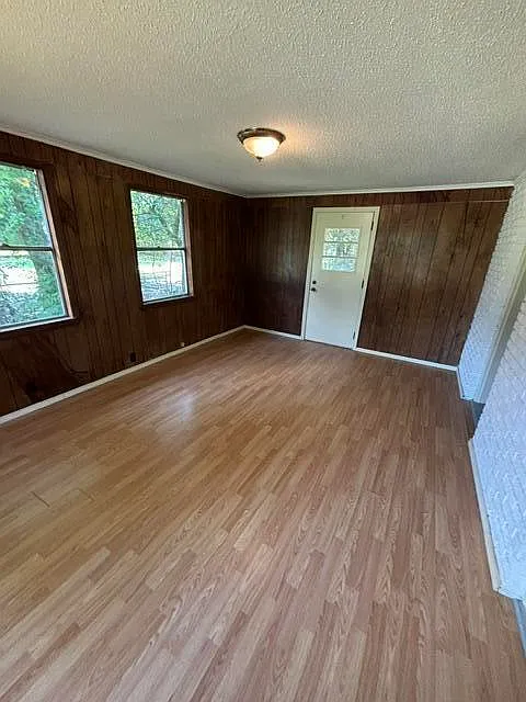 3 bed, 1.0 bath, 1256 sqft, $1,100 — Photo 4