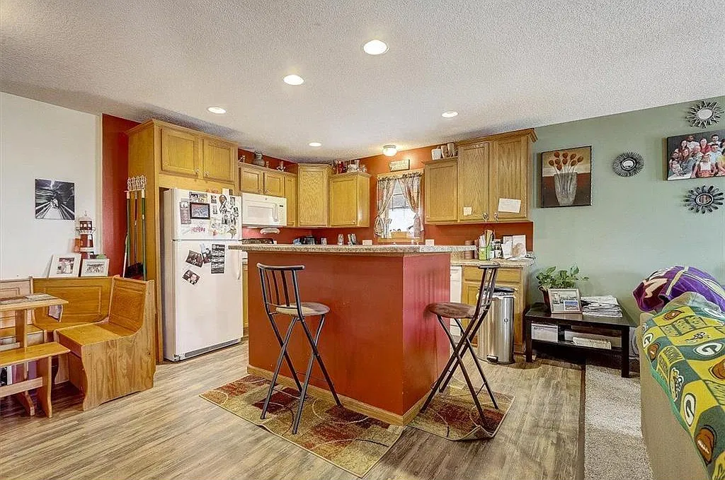 4 bed, 1896 sqft, $2,695 — Photo 4