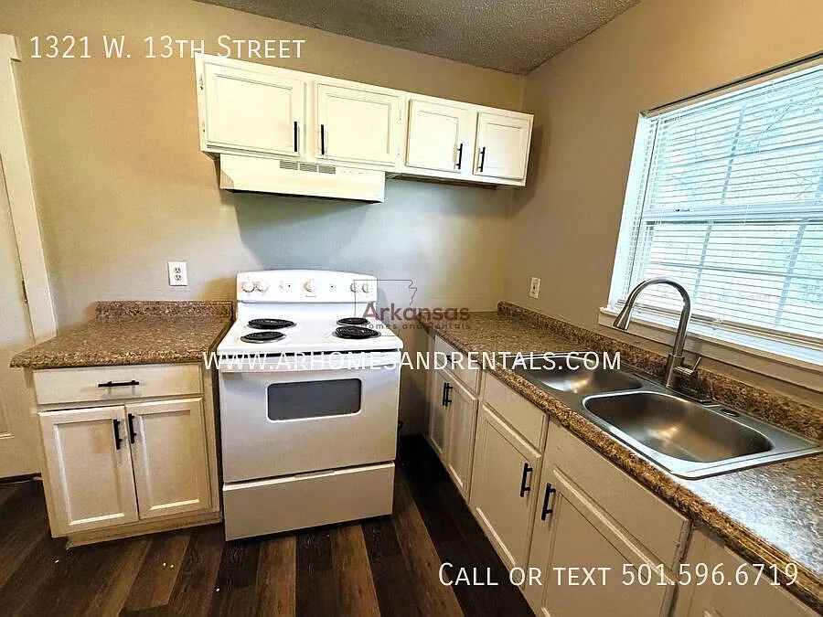 1321 W. 13th Street | 3 Bedrooms | 2 Bathrooms 1/2 Off First Month's Rent — Photo 4