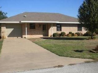 402 W Clara Ave, Iowa Park, TX 76367