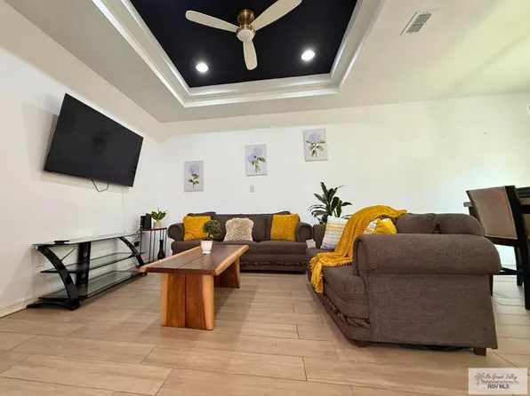 406 W 9th St, Los Fresnos, TX 78566