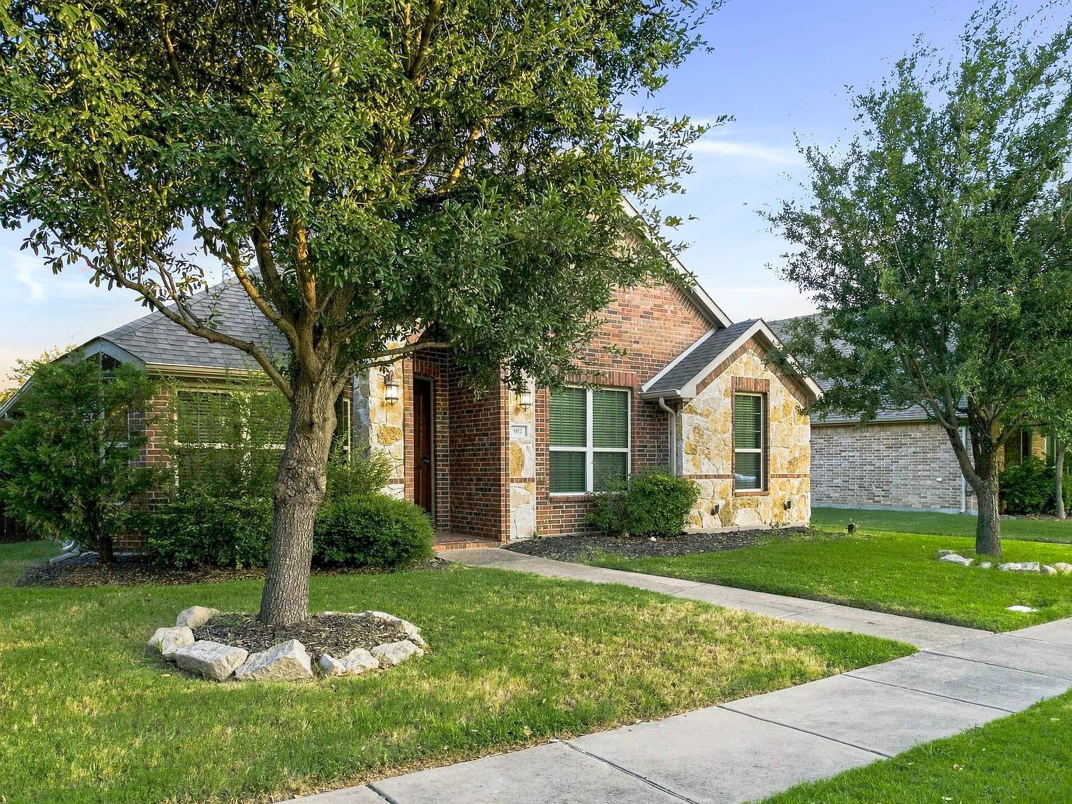 4 bed, 1878 sqft, $2,690 — Photo 3
