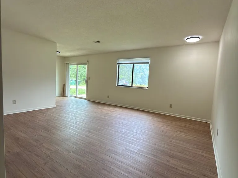11960 Meadowview Rd — Photo 2