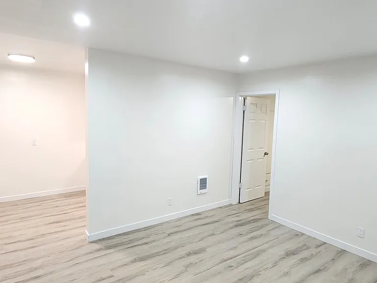 2574 Southern Ave #B — Photo 11