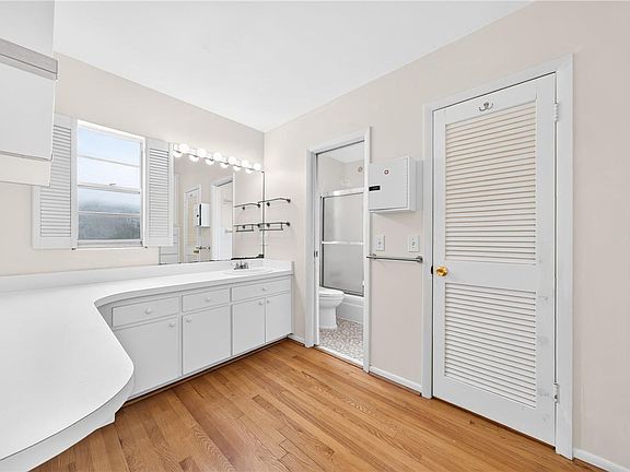 4th image of 2406 Shoreham Rd
