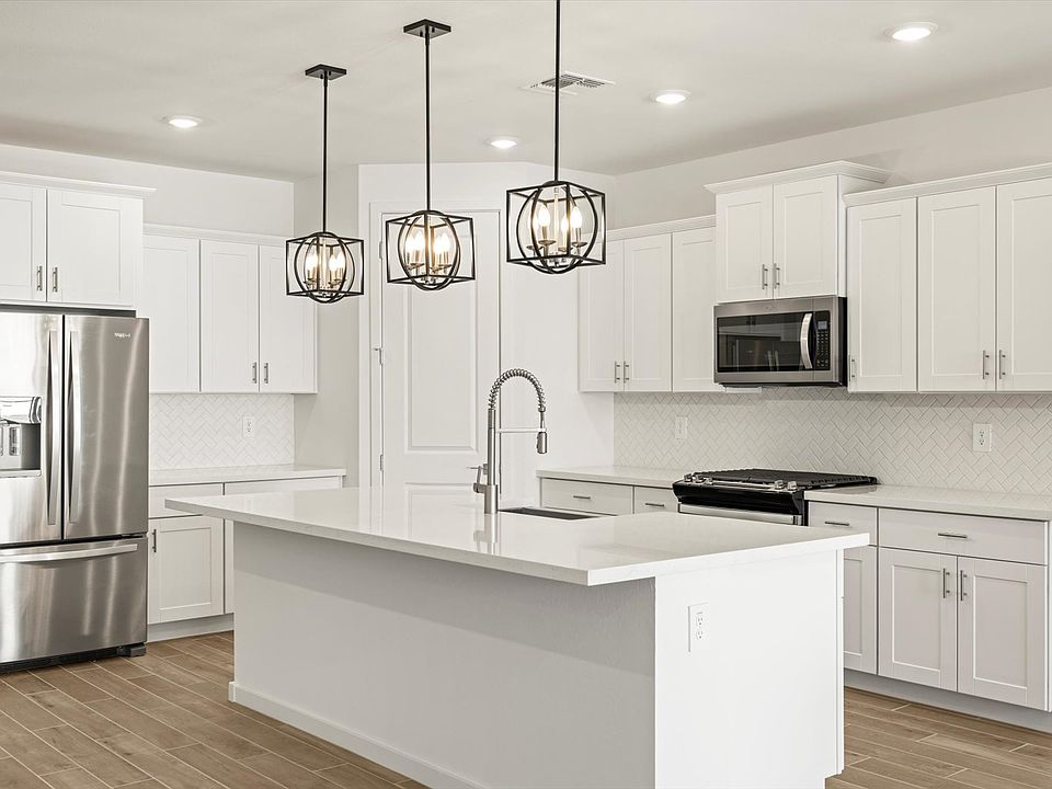 PHX_Paloma-Creek_Kitchen_16082-W-Desert-Spoon-Dr