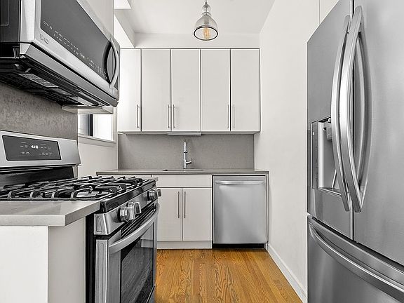 3rd image of 710 Riverside Dr APT 2D