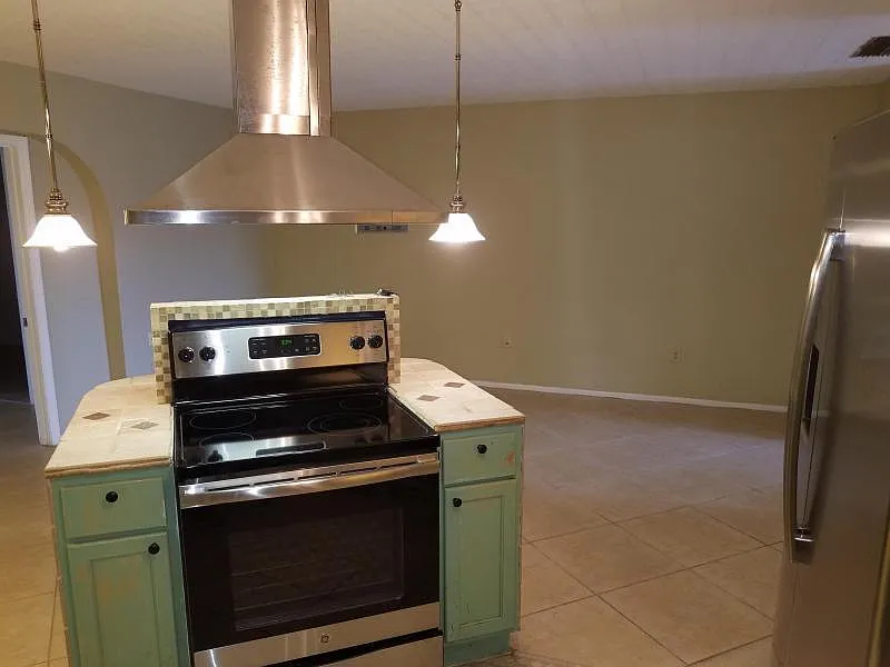 2 bed, 1.0 bath, 759 sqft, $1,600 — Photo 2