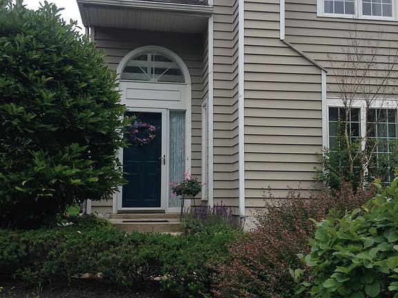 This quiet End Unit welcomes you home!