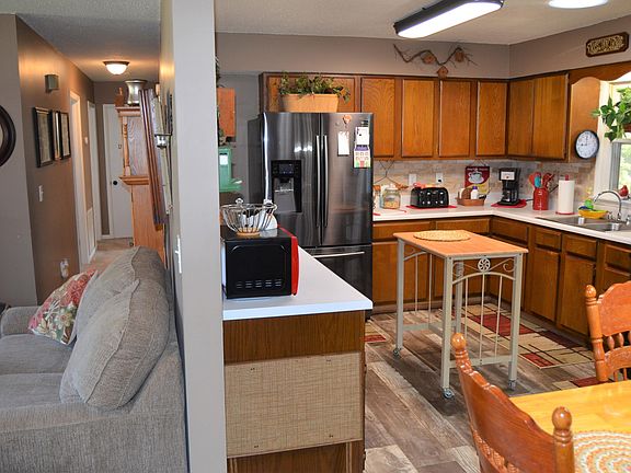 5th image of 584 Hillcrest Dr