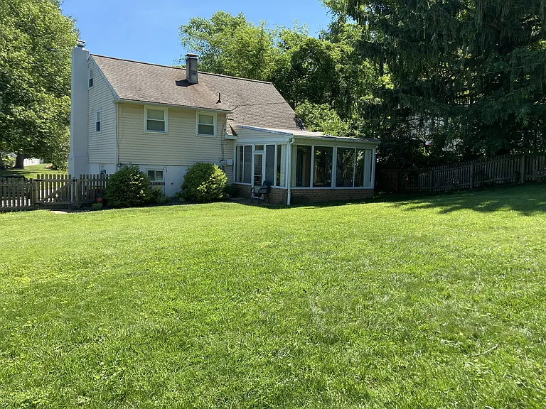 2 Woodview Rd — Photo 16