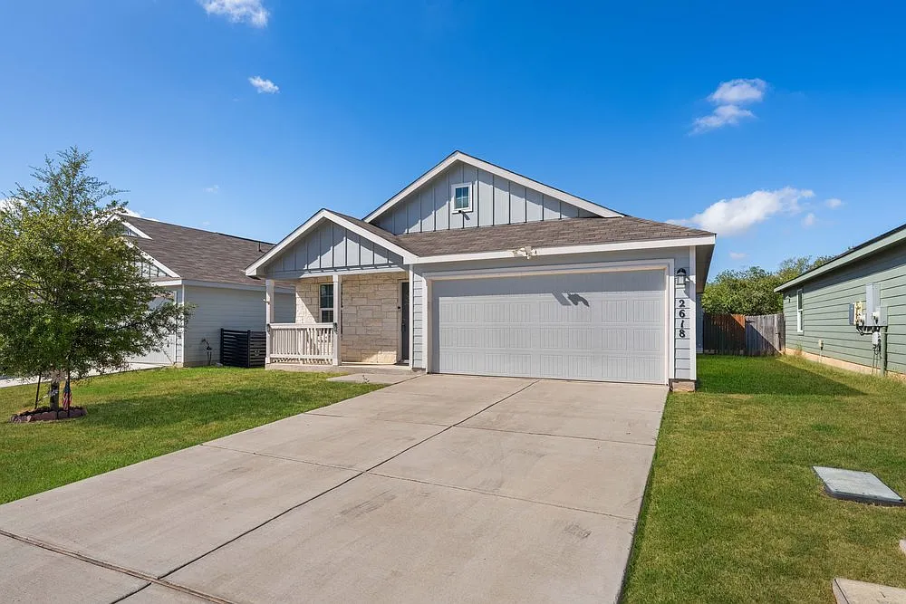 Charming 3-Bed Home with Pool Access, Fenced Yard & Garage Canyon Lake Gem — Photo 2