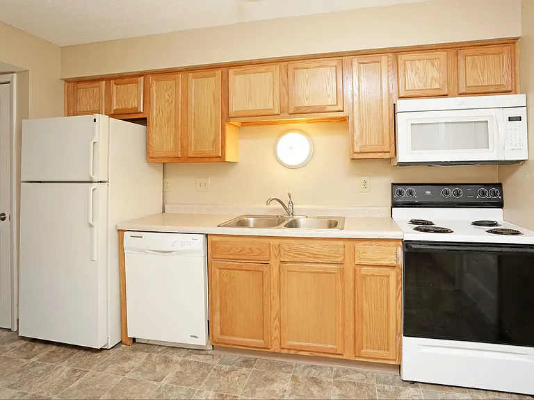 West Glen Apartments — Photo 10