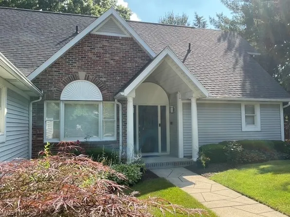 255 Lake Pointe Dr, Akron, OH 44333