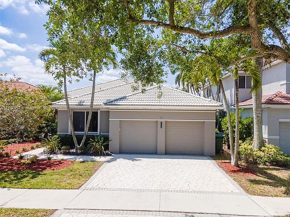 4th image of 1210 Camellia Cir