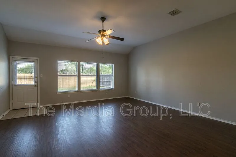 4 bed, 2.5 bath, 2601 sqft, $2,150 — Photo 3