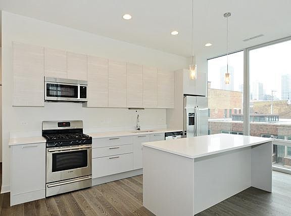 4th image of 858 N Franklin St #1551595