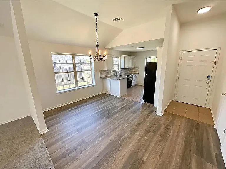 503 Woods Dr — Photo 2
