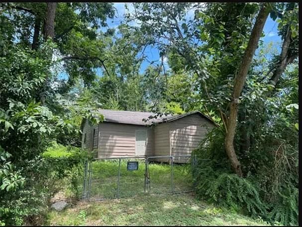 1st image of 6025 Woodview Dr