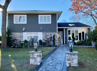 1934 Julian Ln, Merrick, NY 11566