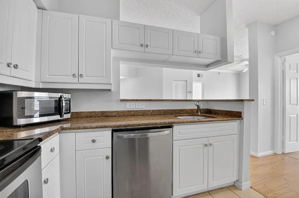 2 bed, 1030 sqft, $3,000 — Photo 3