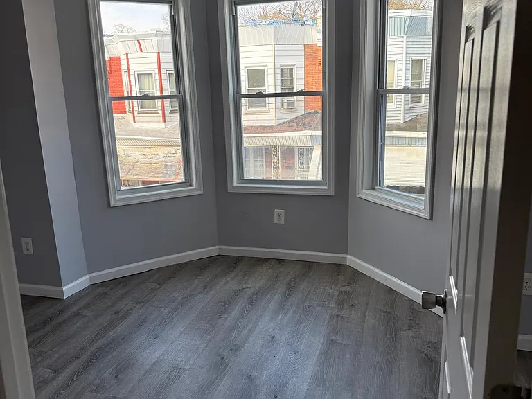 576 E Herman St — Photo 6