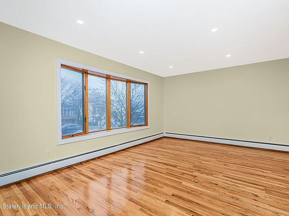 5th image of 727 Stafford Ave