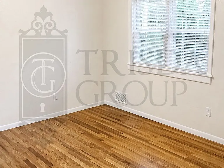 2361 Bensonia Ave — Photo 12