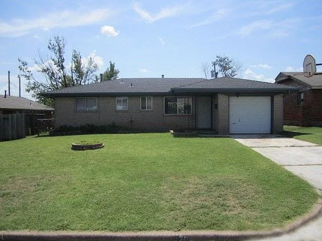 3 bed, 1.5 bath, 900 sqft, $1,195 — Photo 1