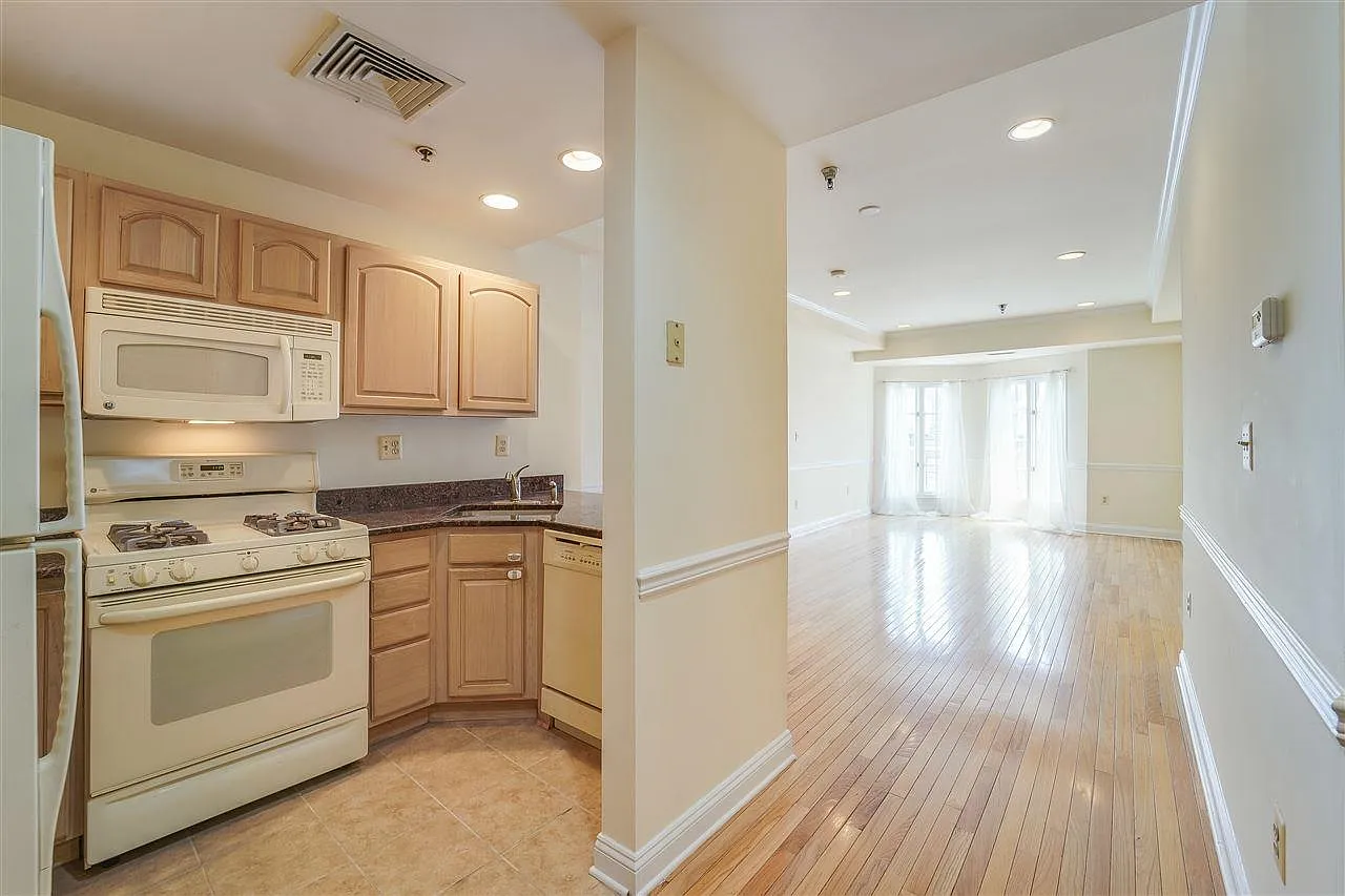 84 Adams St — Photo 3