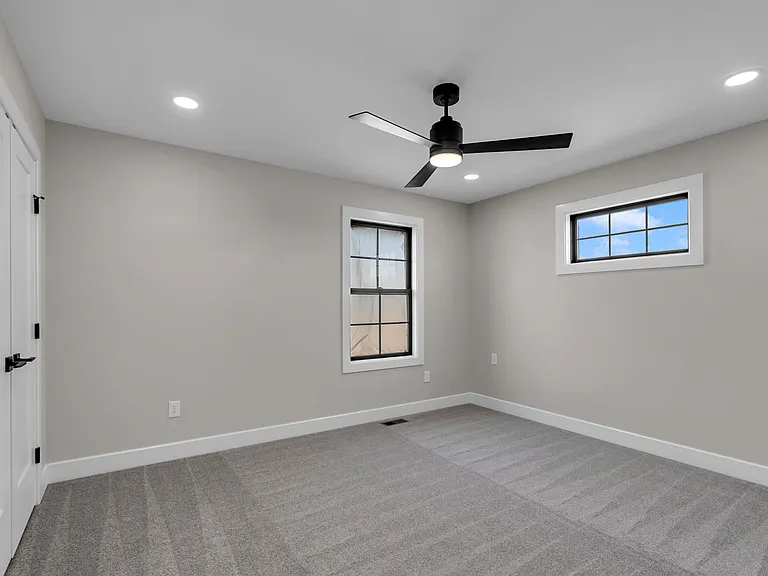 2142 E Beaumont St — Photo 31