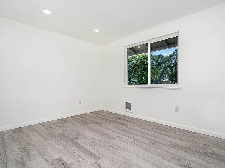 2854 SE Calaveras St — Photo 7