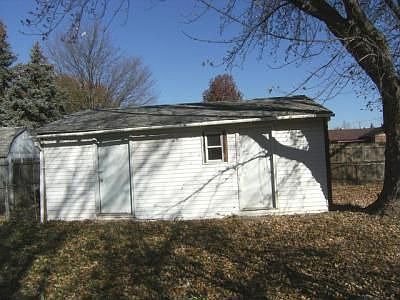4th image of 857 Robinson St
