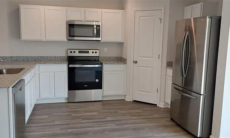 133 Oxford Ln — Photo 2