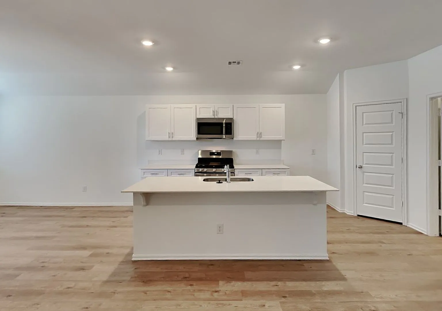 Beautiful Spacious 4 Bedroom Home in Mustang Schools! — Photo 4