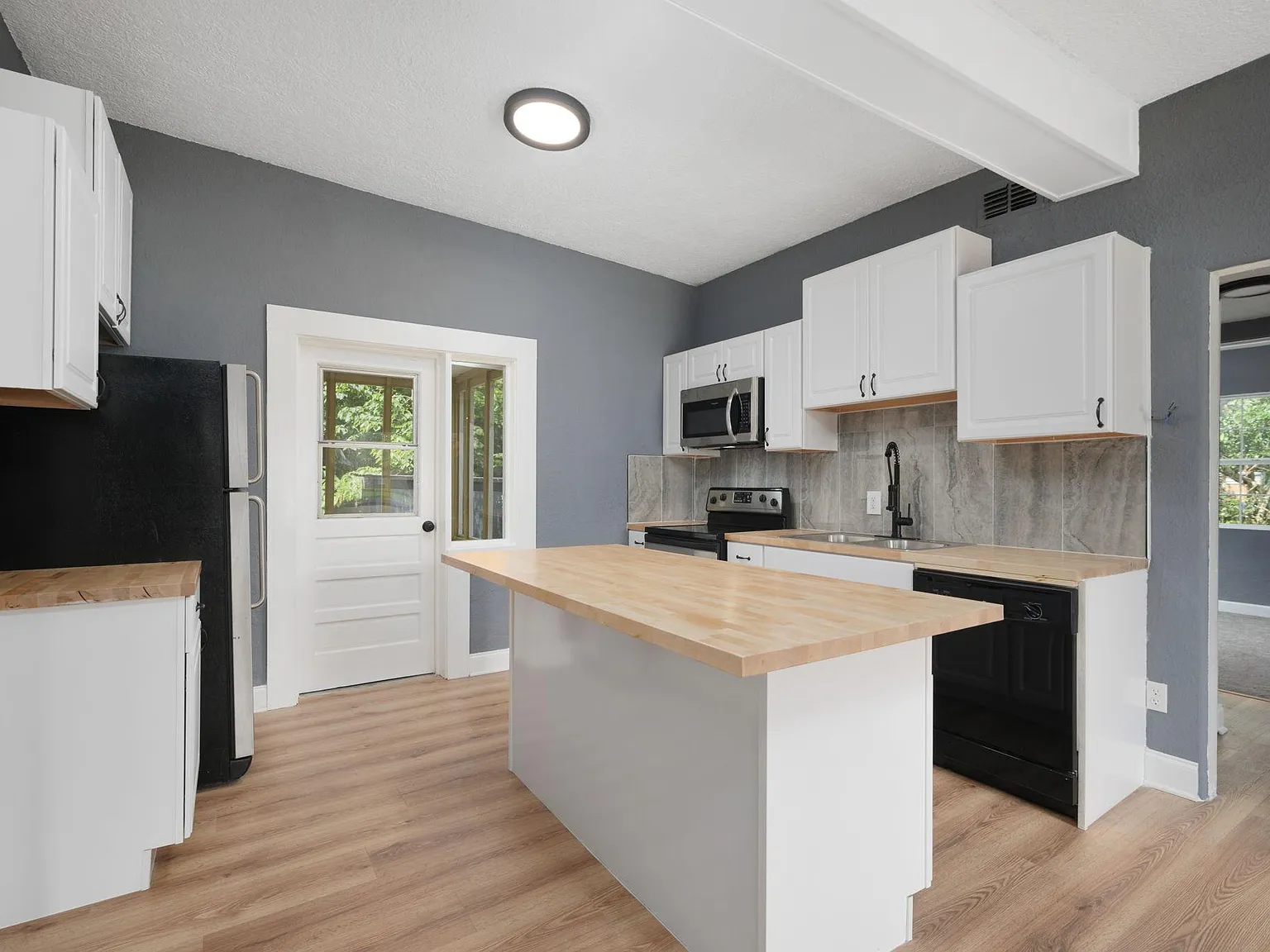 3 bed, 1017 sqft, $1,500 — Photo 1
