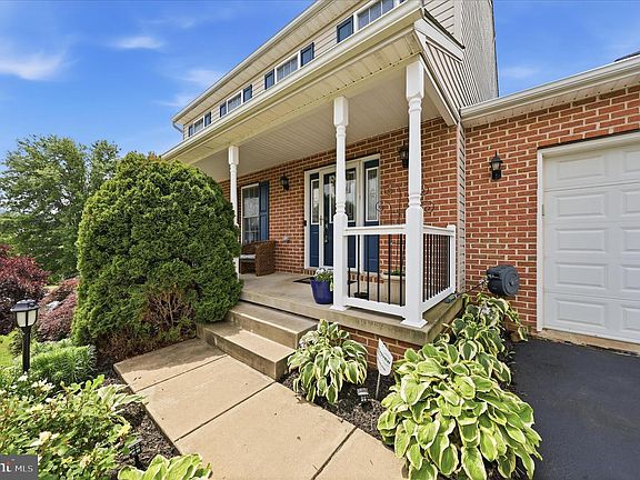 2nd image of 121 Bachtell Cir