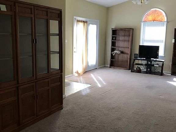 5th image of 142 Glenwood Cir