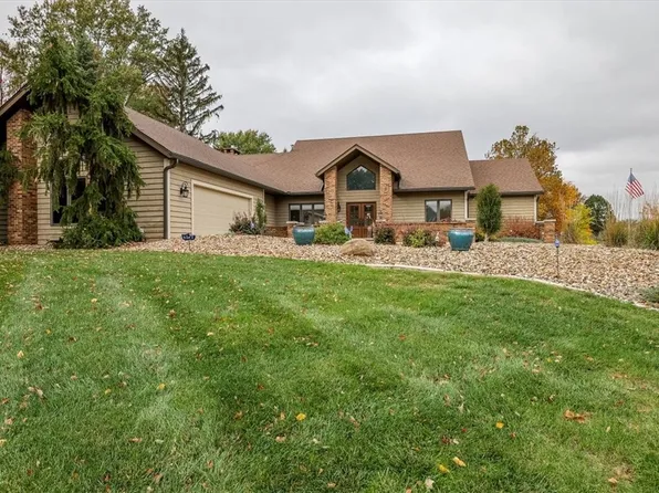 1108 Bruce Ln, Pella, IA 50219