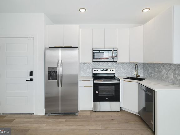 4th image of 2000 N Front St #14