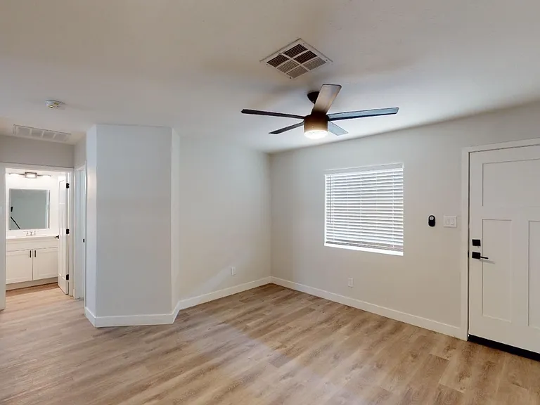 906 E Roma Ave — Photo 55
